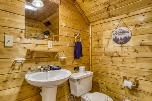 Ένα μπάνιο στο Sweet Seclusion, Hot Tub, Air Hockey, WIFI, 685 FREE tickets each paid day +49 φωτογραφίες