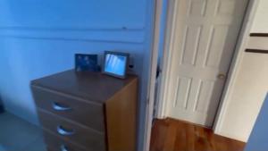 eine Kommode mit einem TV darüber neben einer Tür in der Unterkunft Wonderful house in Puerto Madryn