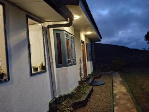 dom z drzwiami na boku w obiekcie Mount View Cottage w mieście Nuwara Eliya