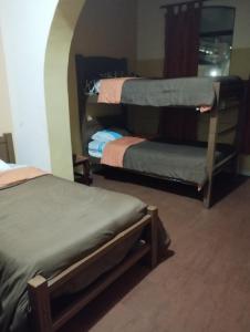 Un pat sau paturi într-o cameră la Hotel Tradiciones Quito Foch