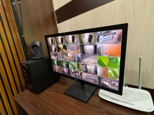 monitor komputerowy na biurku z głośnikiem w obiekcie stunning apartment w mieście Srihotto