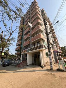 wysoki budynek z parkingiem przed nim w obiekcie stunning apartment w mieście Srihotto