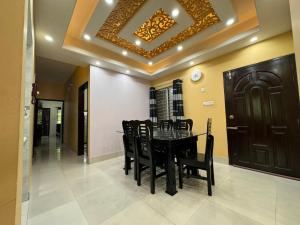 jadalnia z czarnym stołem i krzesłami w obiekcie stunning apartment w mieście Srihotto