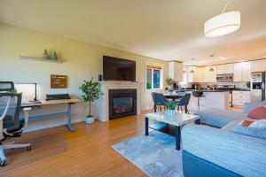 un soggiorno con divano e tavolo di Stylish North Seattle Townhouse- Dual Master Suites a Seattle