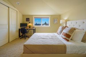 um quarto com uma cama e uma secretária com um computador em Stylish North Seattle Townhouse- Dual Master Suites em Seattle