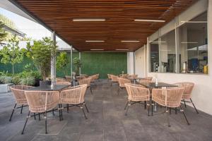 a patio with tables and chairs in a restaurant at Holiday Inn Express Guadalajara Iteso, an IHG Hotel in Guadalajara
