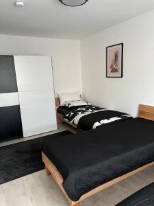 FMA Ferienwohnung Heubach في Heubach: غرفة نوم بسريرين وكابينة بيضاء