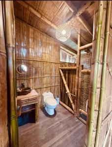 un bagno con un water e un lavandino di Montelena Glamping a Vergara