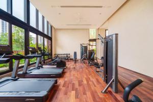 Fitness centrum a/nebo fitness zařízení v ubytování Wutong Hotel Apartment Bao'an Center
