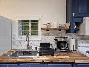 una cucina con lavandino e piano di lavoro di Studio 431-Vet owned 14 miles to Ft Moore a Phenix City