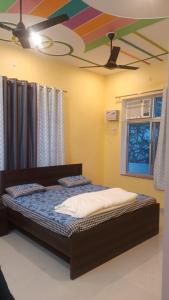 um quarto com uma cama com tecto em Mahadev Retreat em Faizābād