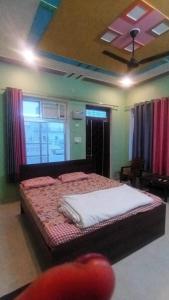 um quarto com uma cama grande num quarto em Mahadev Retreat em Faizābād