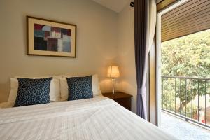 チェンマイにあるTeera villa chiang mai ทีร่าวิลล่าเชียงใหม่のベッドルーム1室(ベッド1台、大きな窓付)