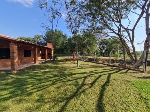 un gran patio con una casa y sombras de árboles en HERMOSA CASA DE 3 DORMITORIOS, en San Bernardino
