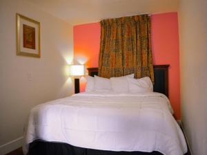 Postel nebo postele na pokoji v ubytování Del Rancho Motel