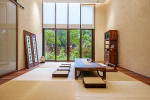 un soggiorno con un tavolo e una grande finestra di Wutong Hotel Apartment Bao'an Center a Bao'an