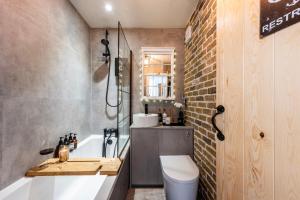 Ένα μπάνιο στο Beachspoke Loft +33 φωτογραφίες