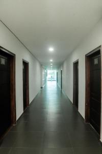 un pasillo vacío de un edificio con puertas y suelos en THE HIMBS HOTEL, en Dimāpur