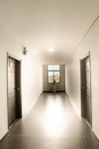 un pasillo vacío con dos puertas y una maceta en THE HIMBS HOTEL, en Dimāpur