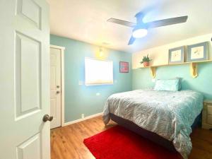- une chambre avec un lit et un ventilateur de plafond dans l'établissement 2 bed 1 bath, à Price