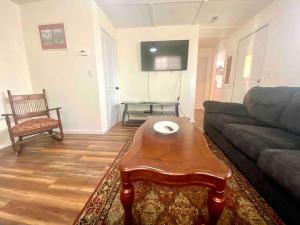 uma sala de estar com um sofá e uma mesa de centro em 2 bed 1 bath em Price