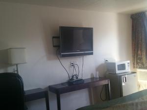 TV a/nebo společenská místnost v ubytování Del Rancho Motel