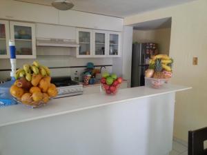 una cocina con tazones de fruta en una barra en Casa Paseos del Sol en Las Cardenas