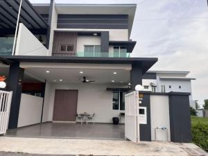 een huis met een voordeur en een tafel bij Sekinchan 2072 homestay in Kampong Sungai Tengi Kiri