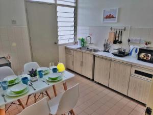 Кухня или мини-кухня в [Queensbay Mall] 2~5 Pax, 2 Bedrooms, 1 Bathroom, 1 Car Park
