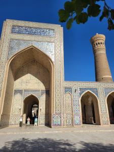 un edificio con una mezquita con un minarete en Bobo Haydar Guest House, en Bukhara