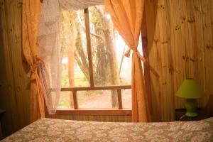 Säng eller sängar i ett rum på Mae Joa Turismo - Cabañas & Camping Familiar