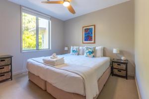 Ένα ή περισσότερα κρεβάτια σε δωμάτιο στο The Sands - Apartment 15 - Stay Waiheke