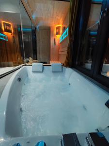 - une baignoire dans une chambre avec 2 chaises dans l'établissement Private Spa Penthouse, à Skopje