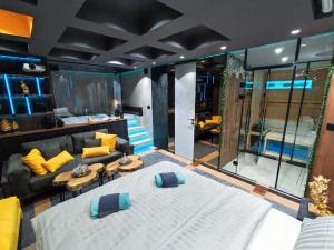 Postel nebo postele na pokoji v ubytování Private Spa Penthouse