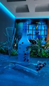 une bouteille d'alcool assise sur une table avec un verre dans l'établissement Private Spa Penthouse, à Skopje