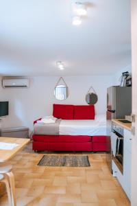 1 dormitorio con 1 cama roja en una habitación en Sibylla Studio Deluxe, en Kalymnos