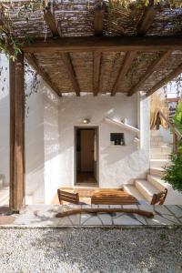 un patio con 2 sillas y una mesa en Sibylla Studio Deluxe, en Kalymnos