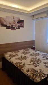 1 dormitorio con 1 cama y una pintura en la pared en Apartament litoral norte NatalRN en Natal