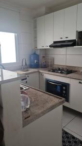 Kuchyň nebo kuchyňský kout v ubytování Apartament litoral norte NatalRN