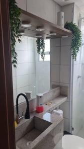 y baño con lavabo y espejo. en Apartament litoral norte NatalRN, en Natal