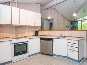 Kuchyň nebo kuchyňský kout v ubytování 8 person holiday home in B rkop