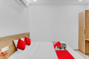 Łóżko lub łóżka w pokoju w obiekcie OYO Flagship Hotel Bluemoon
