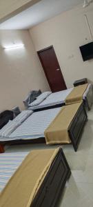 2 Betten in einem Zimmer mit in der Unterkunft Kumaragam Resorts in Yercaud