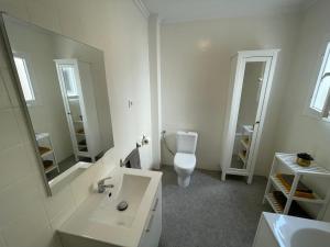 une salle de bain avec toilettes, lavabo et miroir dans l'établissement Casa Santiago de Ribera, Murcia - Blue Sky Property, à Santiago de la Ribera 6 autres photos