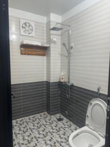 A bathroom at Peaceful MaiChau Homestay