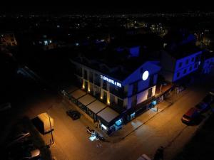 uma vista geral de um edifício à noite em Lidya Hotel em Fethiye
