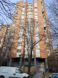 un camion blanc garé devant un grand bâtiment dans l'établissement Private Spa Penthouse, à Skopje