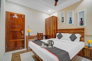 - une chambre avec un grand lit et une tête de lit en bois dans l'établissement Super Capital O Krishnakripa Executive Stay, à Muttam