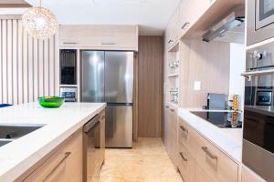 eine große Küche mit einem Kühlschrank aus Edelstahl in der Unterkunft Elements 214 condo in Playa del Carmen