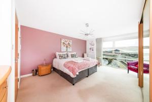 Кровать или кровати в номере Finest Retreats - The Penthouse at 611 Westgate
